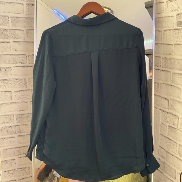 NWOT Dark Green Button down blouse size 4, silky smooth - Picture 5 of 5